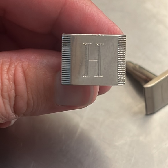 Tie clip and cuff links matching with letter H silver gold tone - Picture 4 of 9